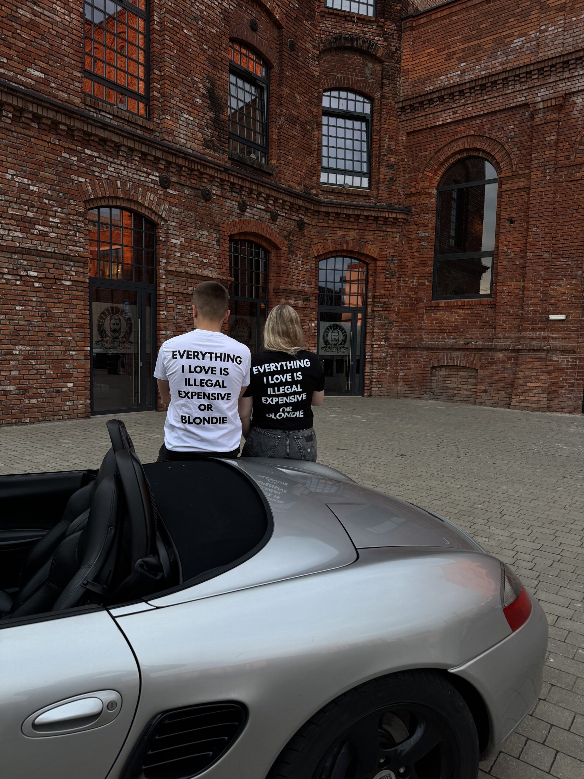 Czarna Koszulka Everything I Love Is Illegal Expensive or Blondie - obrazek 2